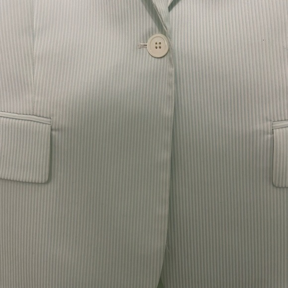 Beautiful (like new) Tahari 1 button blazer very light (mintish) green and white - Picture 6 of 12